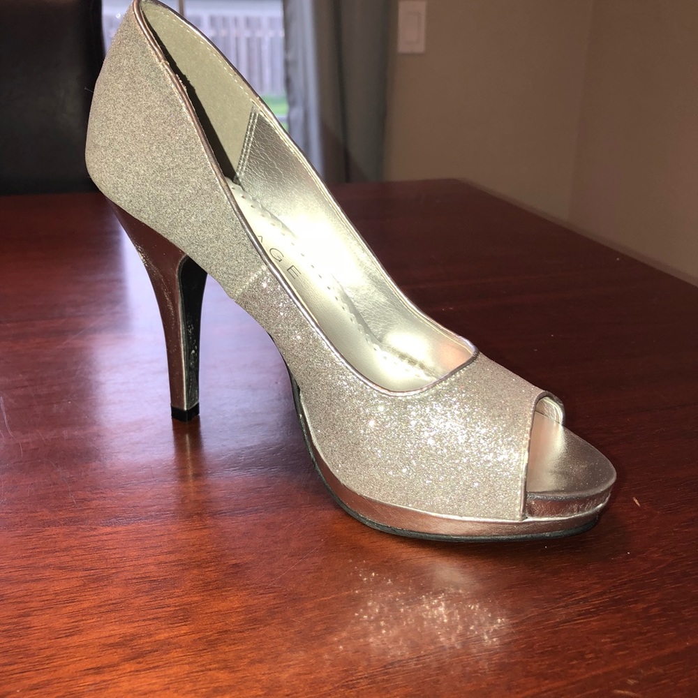 Stunning sparkly heels.  NEW IN BOX!